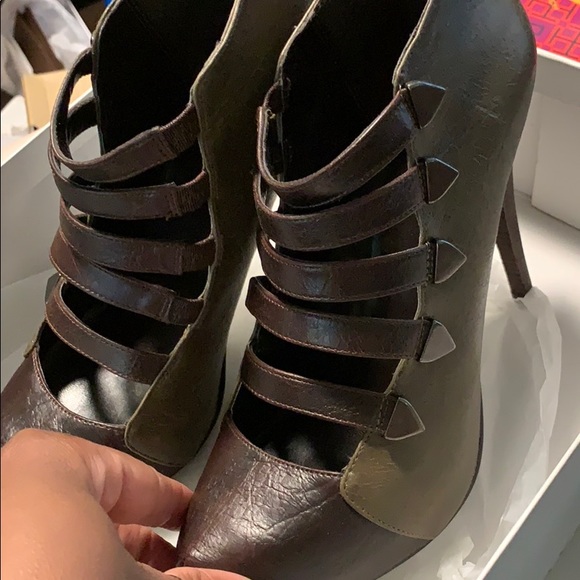 Bakers Olive Heels - Picture 2 of 5